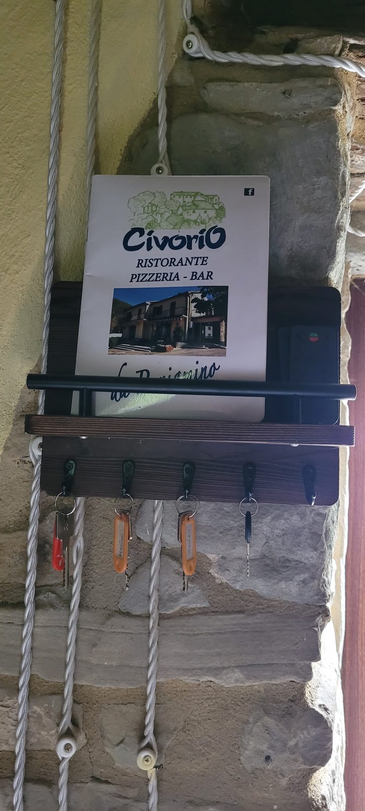 Pannello porta chiavi accanto all'ingresso