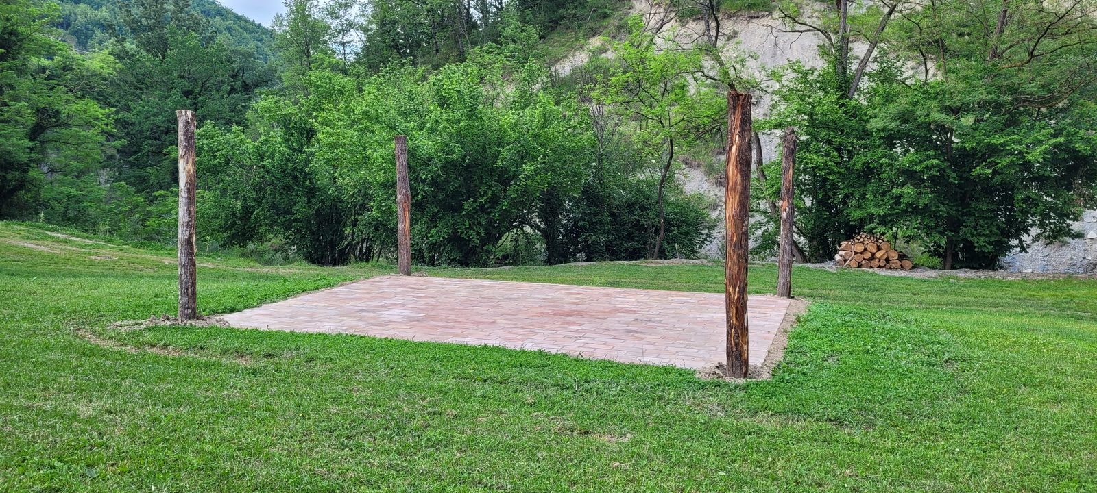 Area gazebo con piazzola in cotto immersa nel verde